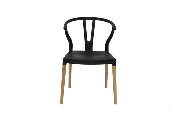 Silla con asiento negro y patas de madera 
